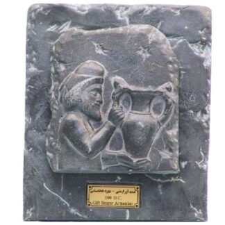 مجسمه تندیس و پیکره شهریار مدل تابلو سنگی هدیه آور لیدیایی دو اسب کد MO2700
